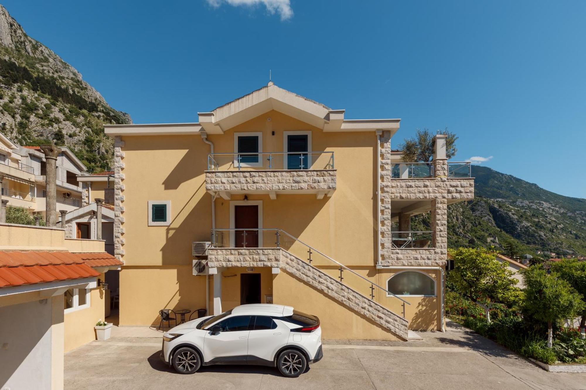 Apartments Los Olivos Kotor Exterior photo