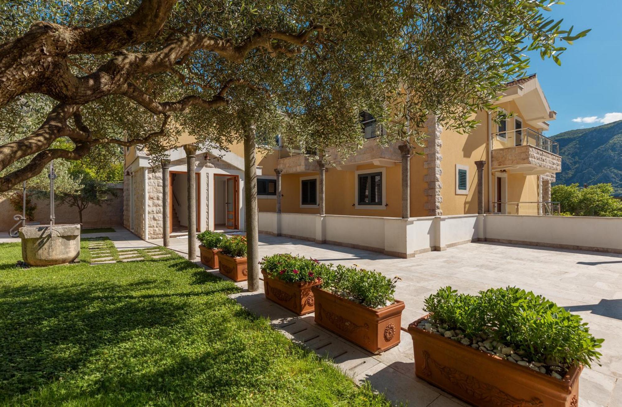 Apartments Los Olivos Kotor Exterior photo